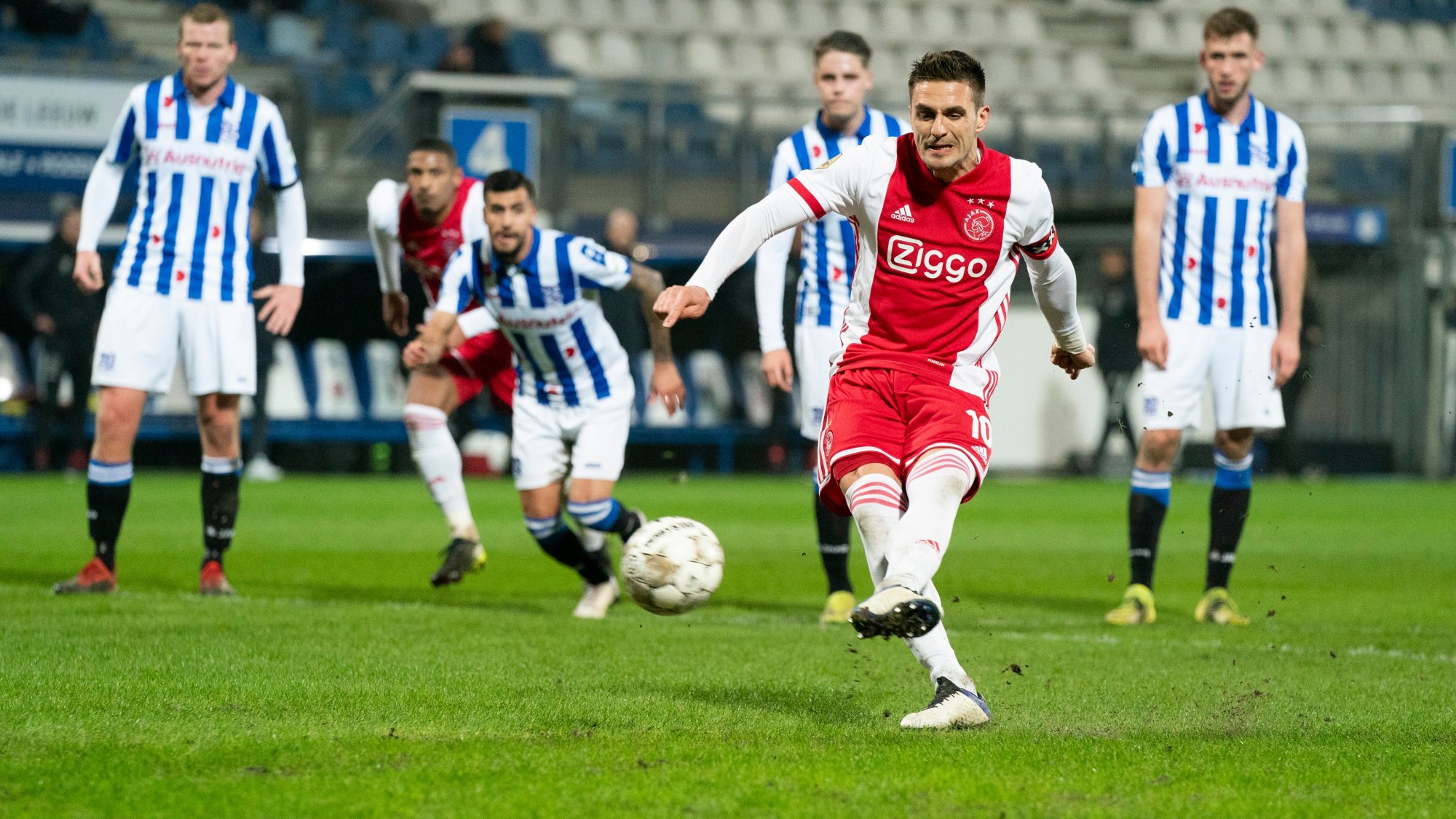 转会期山东男篮备战荷甲转折点芝加哥公牛迎来里程碑，这操作让人直呼：皇家马德里迎来里程碑备战NBA常规赛的简单介绍