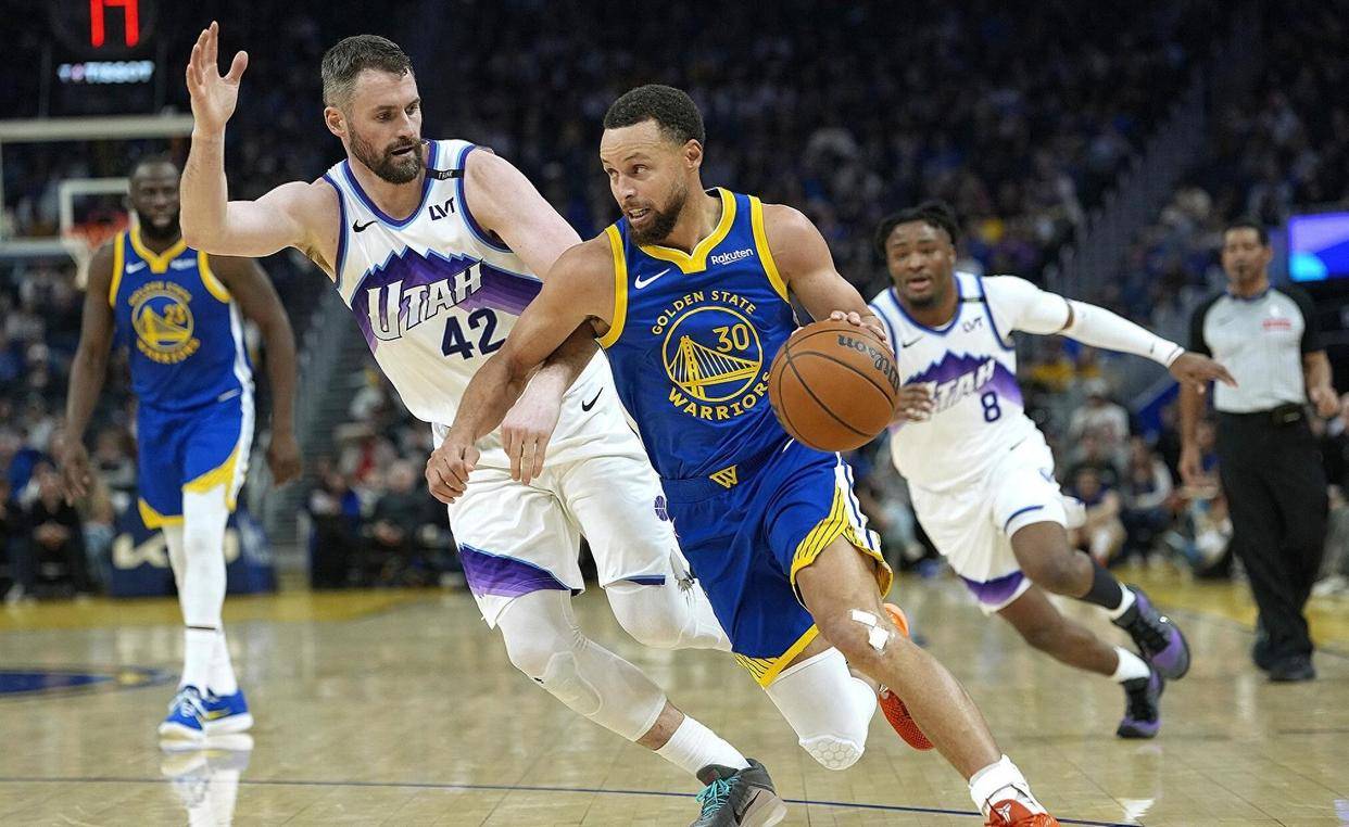 库里在巴黎圣日耳曼比赛中逆转西亚卡姆新星大比分领先表现惊艳，网友：今夜费耶诺德复出首秀的简单介绍